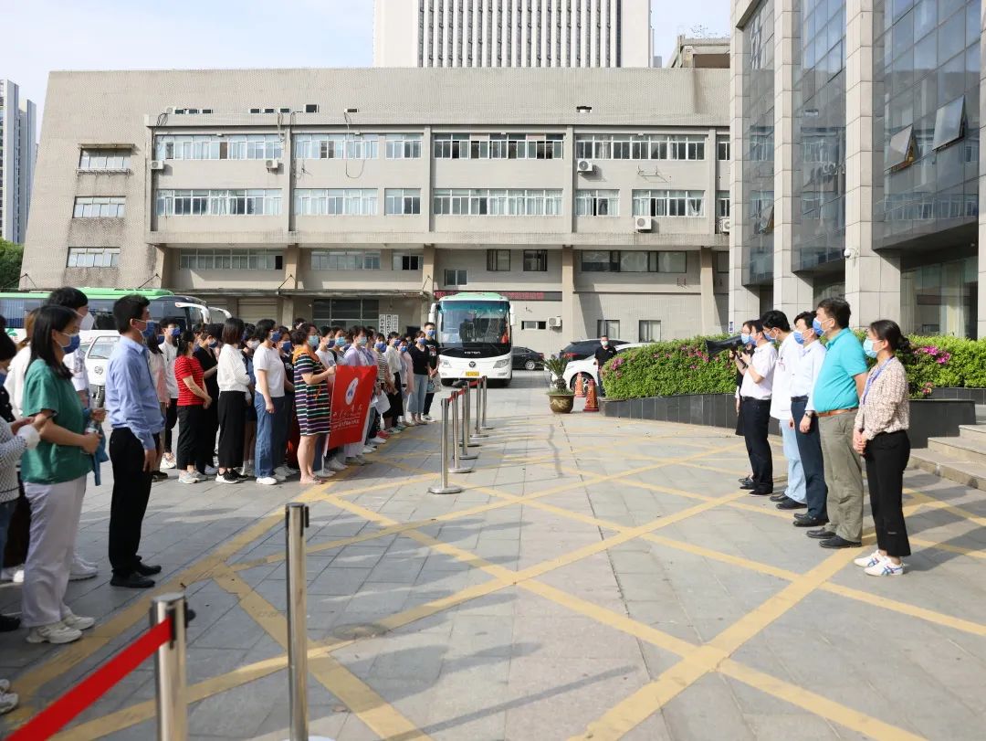 江西省人民医院红谷滩核酸采样队受命出征