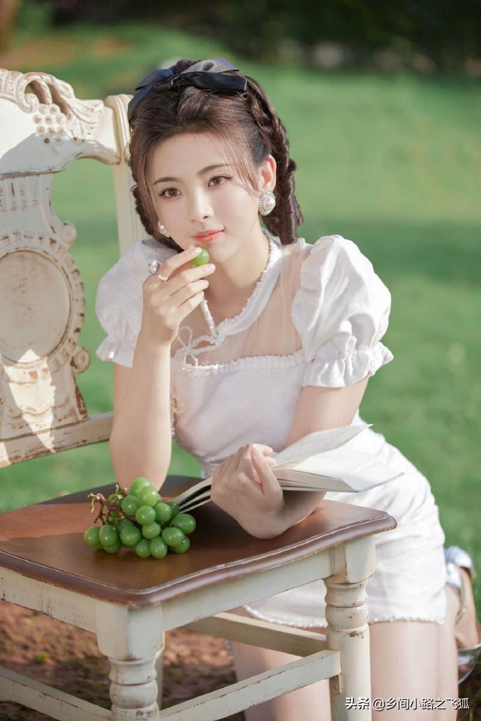 《说英雄》主演拍豪门世家大片 杨超越穿白裙宛若民国大小姐