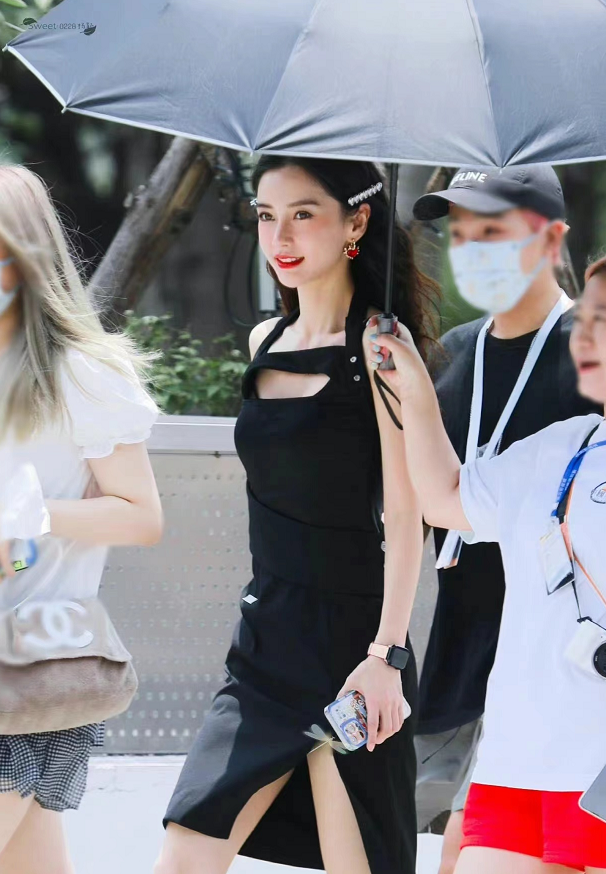 Baby真是颜霸！穿开叉黑裙高调现身秀美貌，被簇拥出行享巨星排场