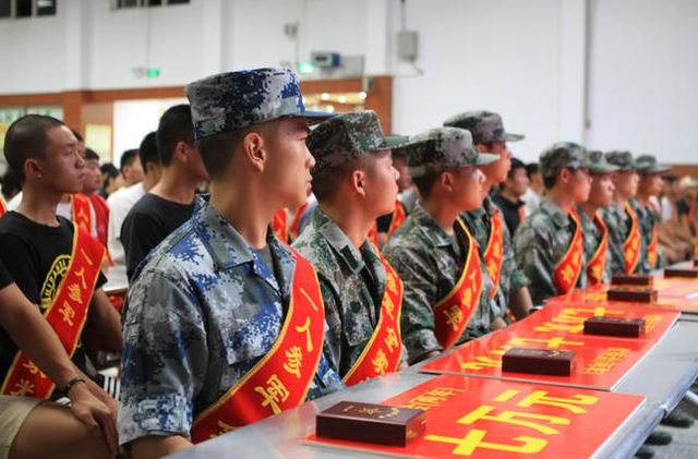 大学生当兵2年后，退役后能拿到多少“补助”？这个数字让人羡慕