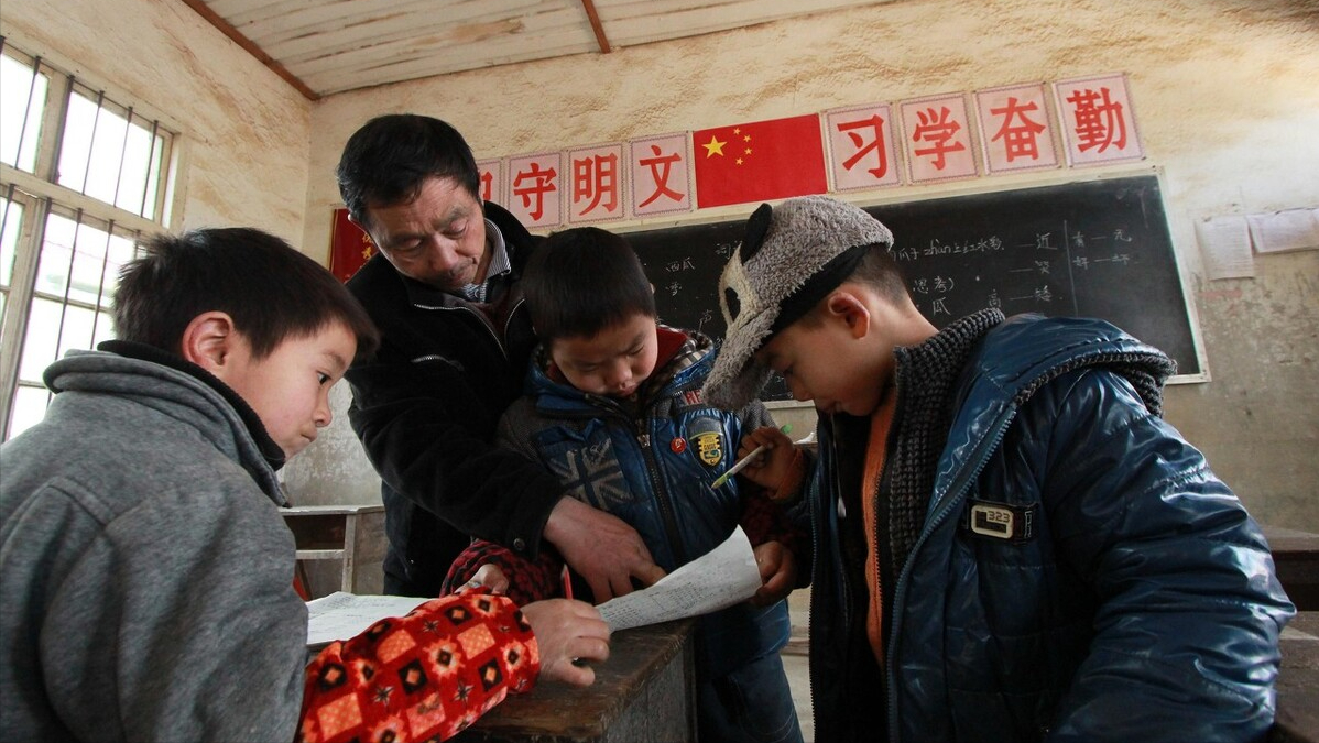 要当皇上供着？深圳大学暂停教授硕导工作：学历重要，师德更重要