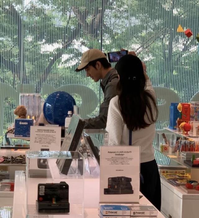 王力宏分居前三个月，与李靓蕾同游日本被偶遇，手拉手超恩爱