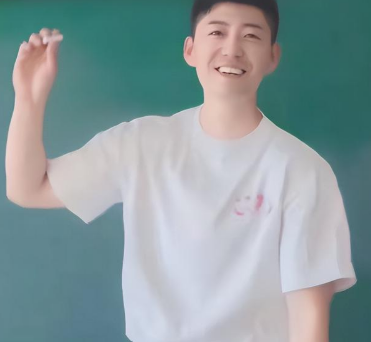 吉林某高校男老师火了，长相帅气又有才华，女同学抢着去上课