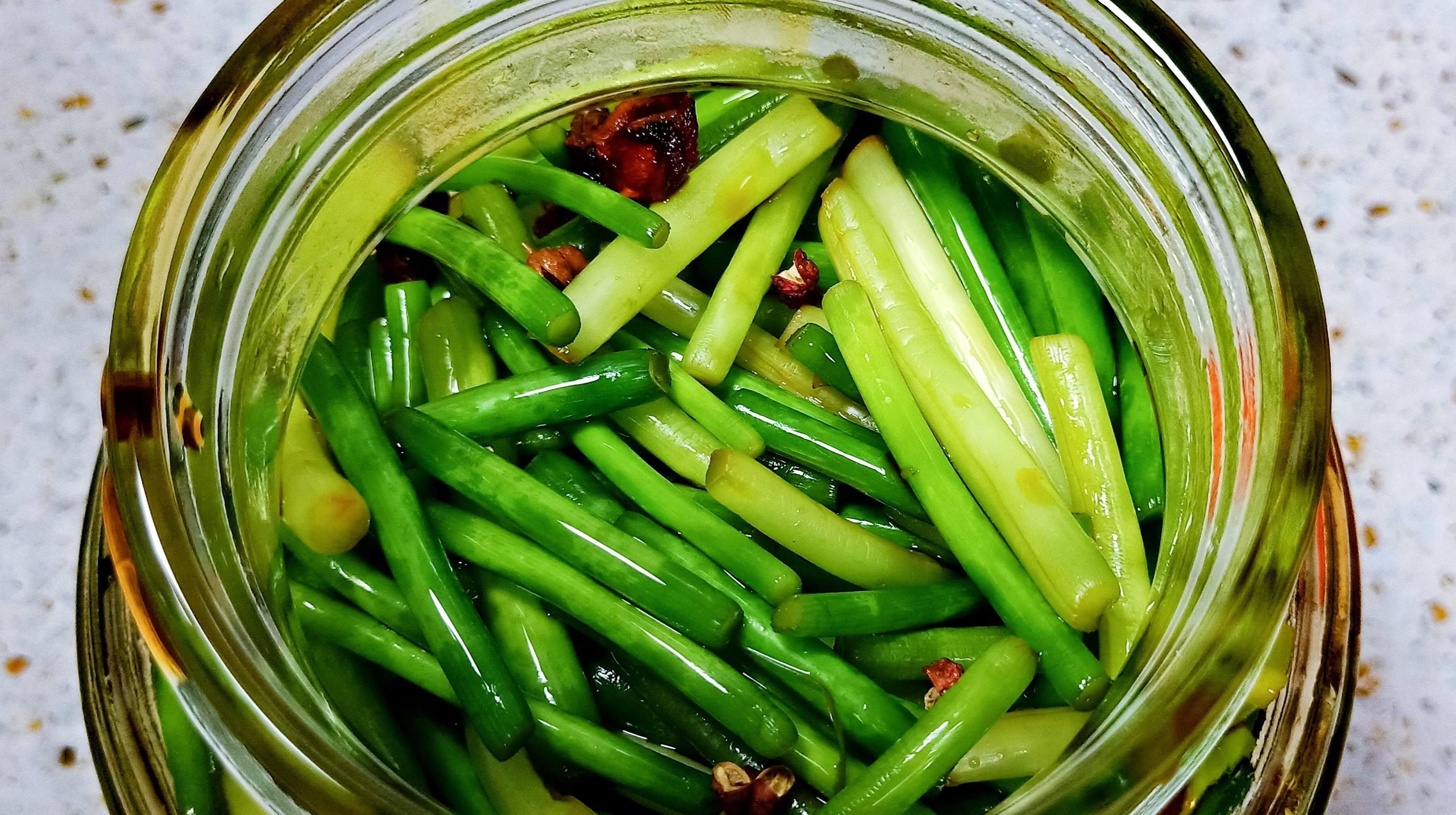 教你在家腌蒜薹,1次买10斤腌制蒜苔,做法简单,吃一年不怕坏