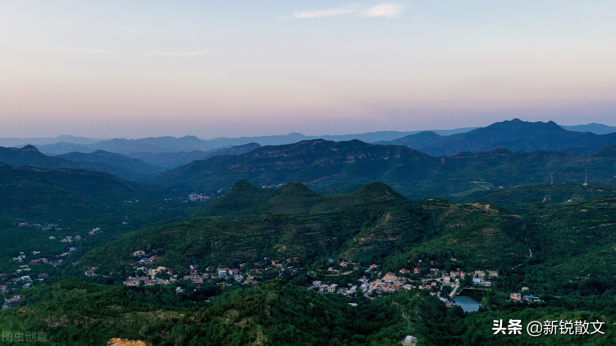 老人与山：老人须、眉、发皆白，似乎也是一座云雾缭绕的山