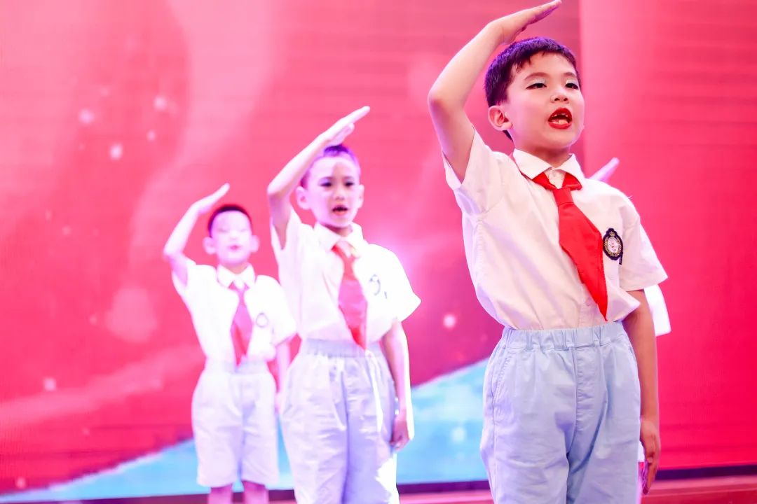 天府新区华阳实验小学举行“童星耀五月·艺术绽花开”群舞比赛