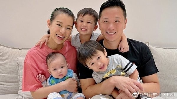 胡杏儿俩儿子陪爷爷散步，兄弟俩牵手下台阶，和爸爸穿亲子装超萌