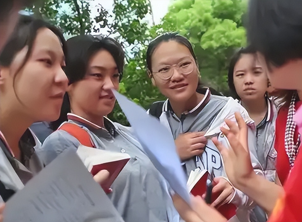 高考结束后干什么？看看大学毕业生“月薪”排行，这些专业最吃香