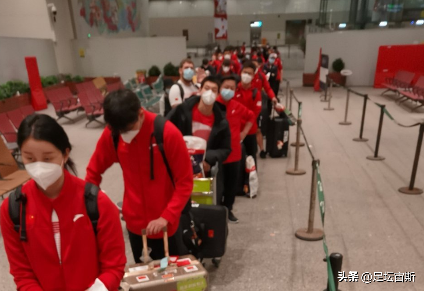 离开西亚！全红婵顺利回国，出国10天挣1万多奖金，泳联主席追星