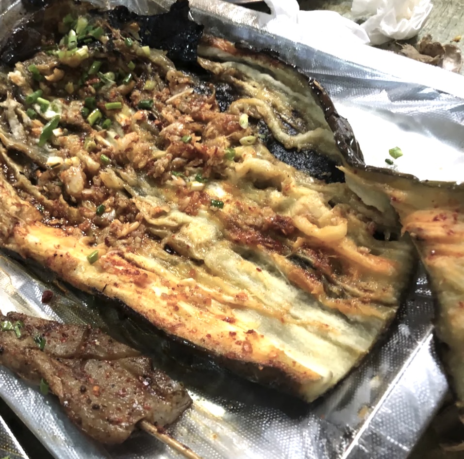 成都都江堰的“网红烧烤”，排队1小时，腥味、焦糊的肉串，失望