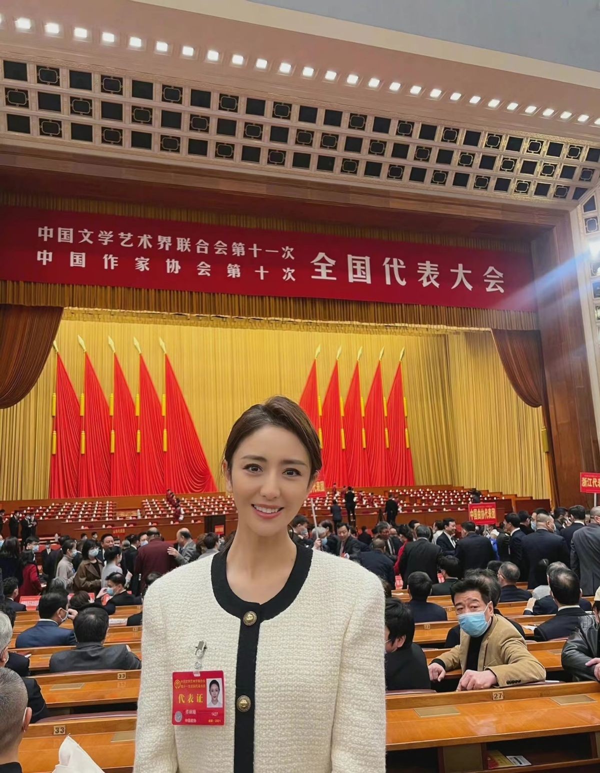 佟丽娅参加国家大会成大赢家!穿2万的外套变"央视脸",好奢华