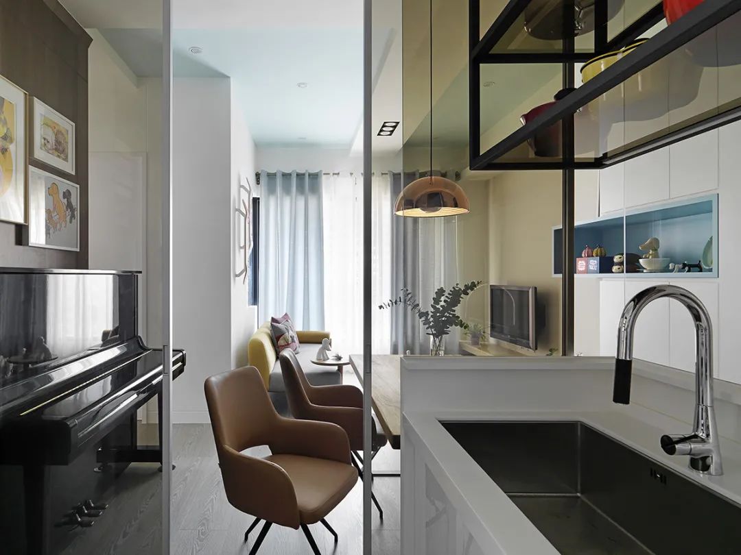 56平小户型设计，玻璃隔断加色彩运用，维系简洁且连贯的穿透视野