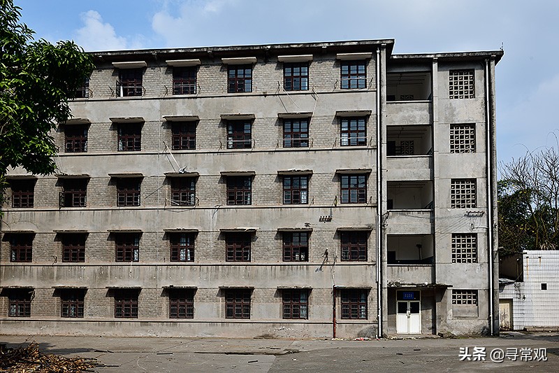 探秘重庆这座消失的“宇宙”大学，到处是荒废的宿舍楼