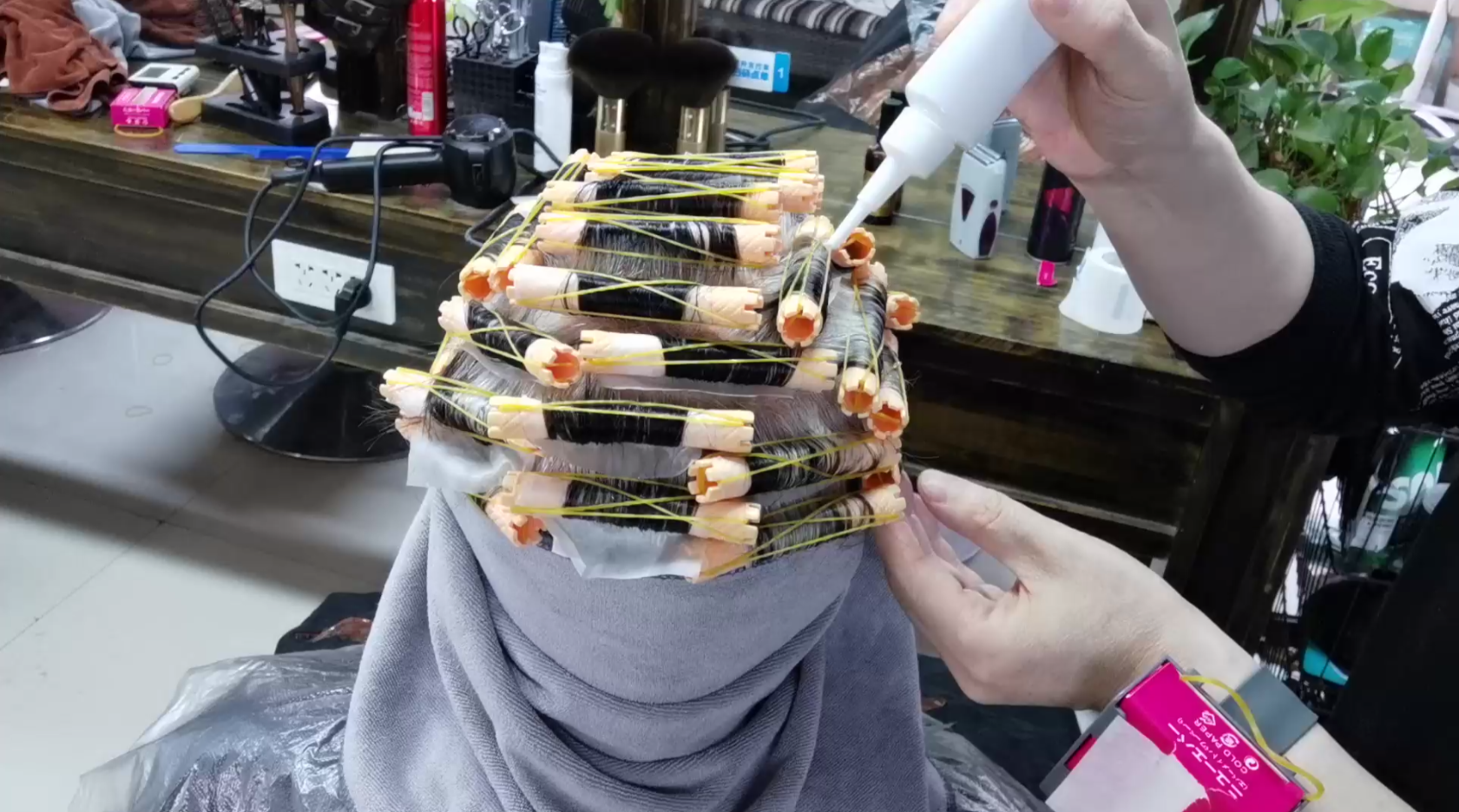 大家一定要清楚,烫发是一个复杂的化学过程,烫发时通过药水改变头发