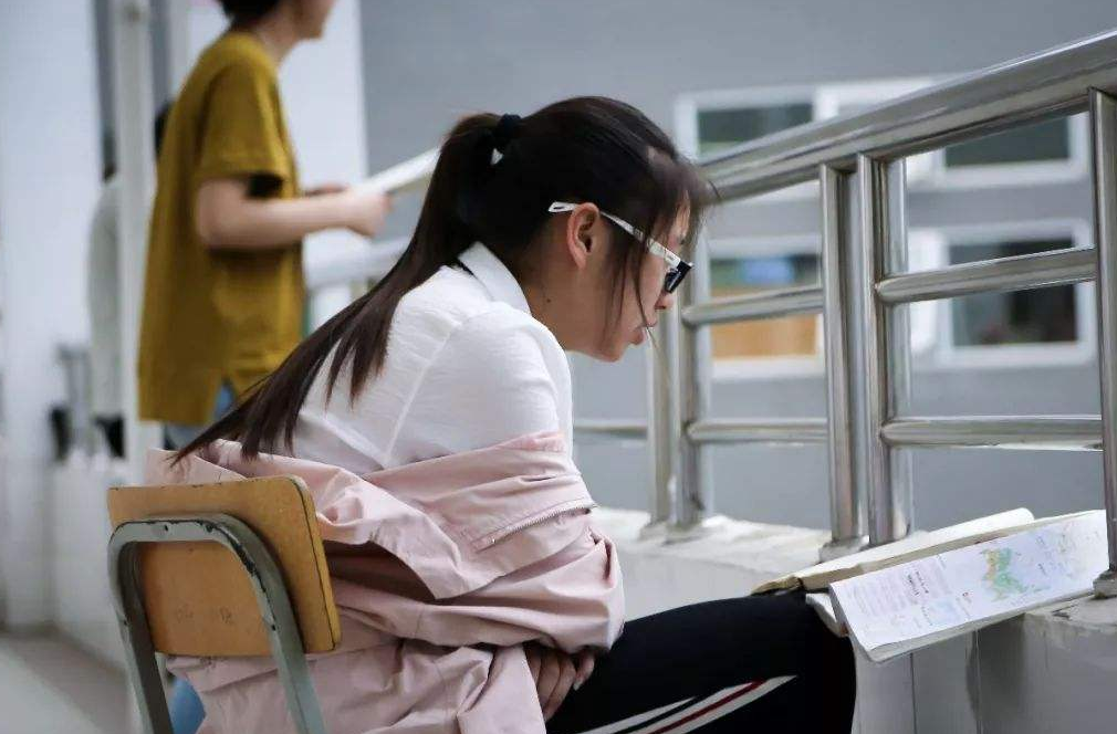 女生高考考场“发飙”，撕毁他人答题卡，处理结果简直大快人心