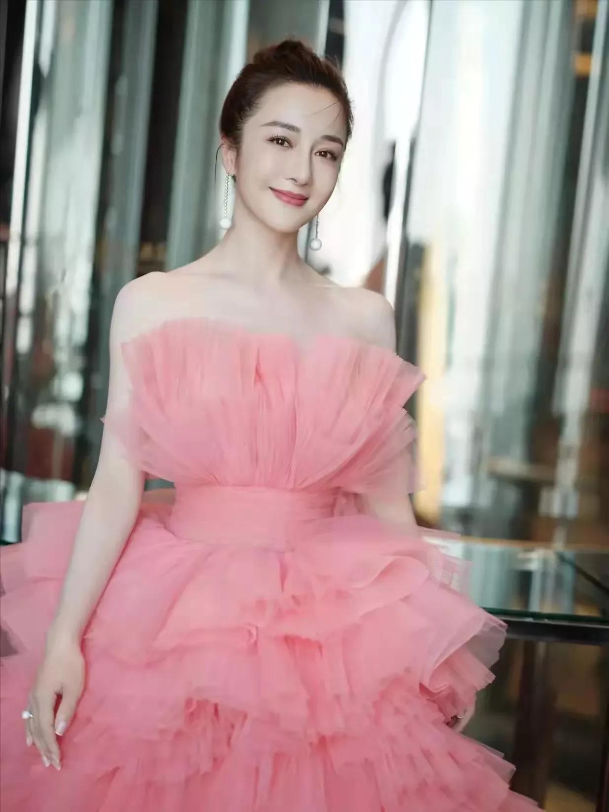 44位明星驾驭的红色服饰典雅大方，由内而外散发出自然的美感