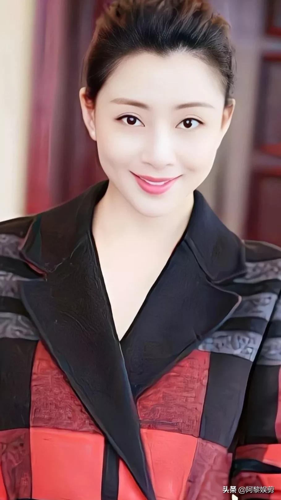 殷桃端庄优雅，肤白貌美