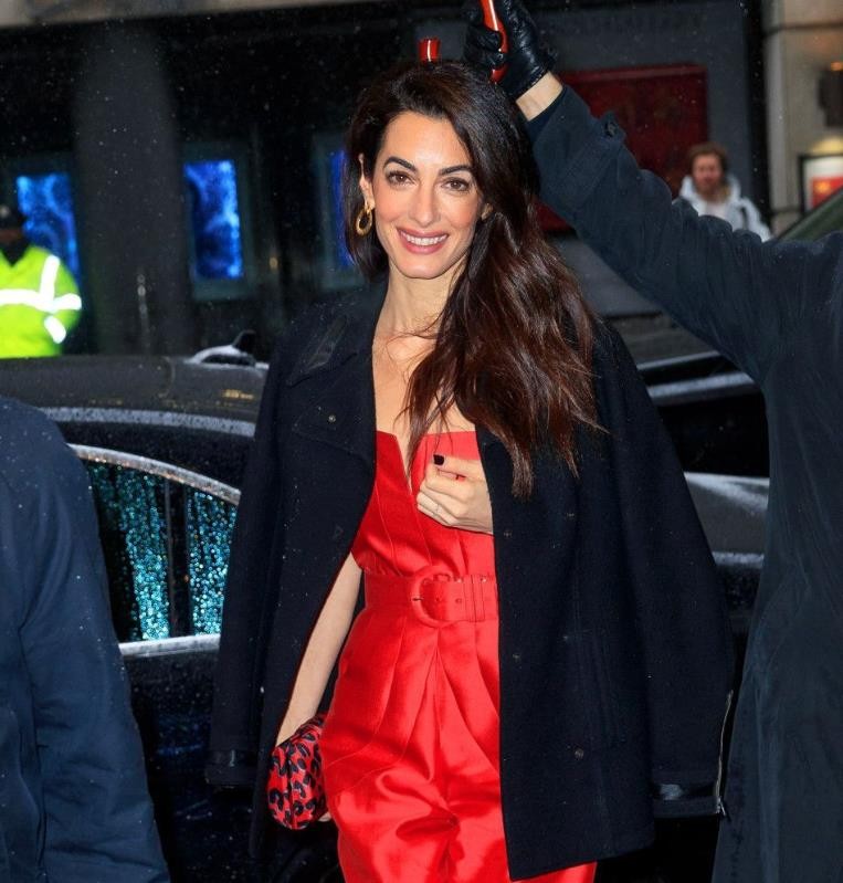 最美律师艾莫：打败21位情敌让奥巴马作证，治好恐婚症奥斯卡影帝