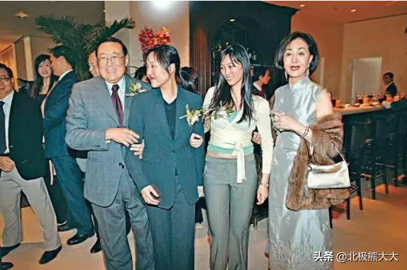 容忍丈夫出轨，用44年的卑微隐忍换来百亿遗产，何莉莉真是不简单