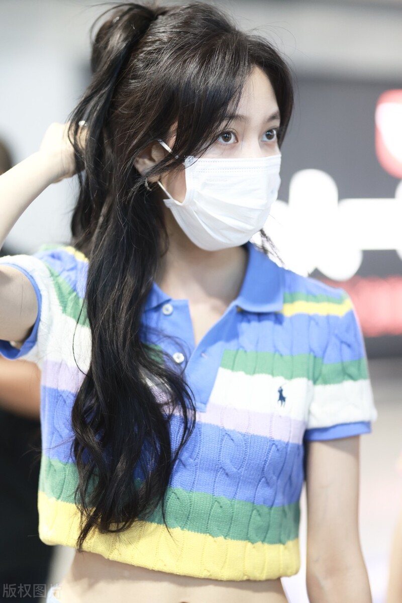宋妍霏现身北京机场亭亭玉立