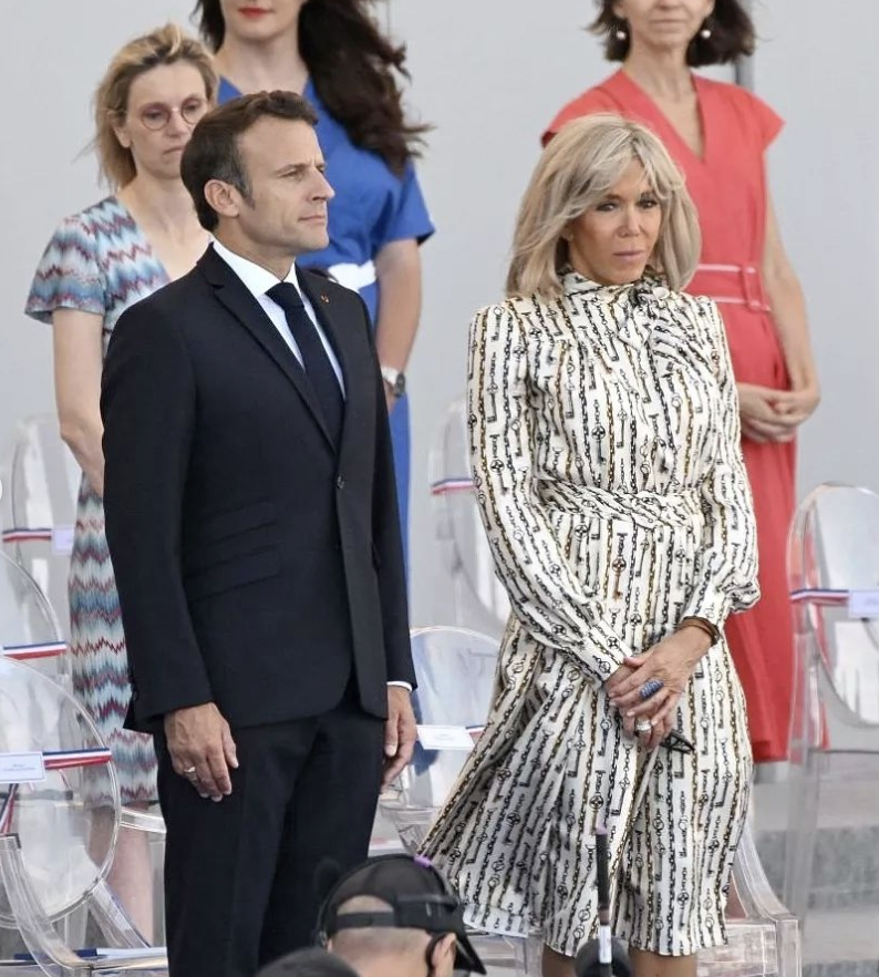 布里吉特整容也难挡皱纹了！穿长裙亮相扮嫩，和马克龙尽显母子感