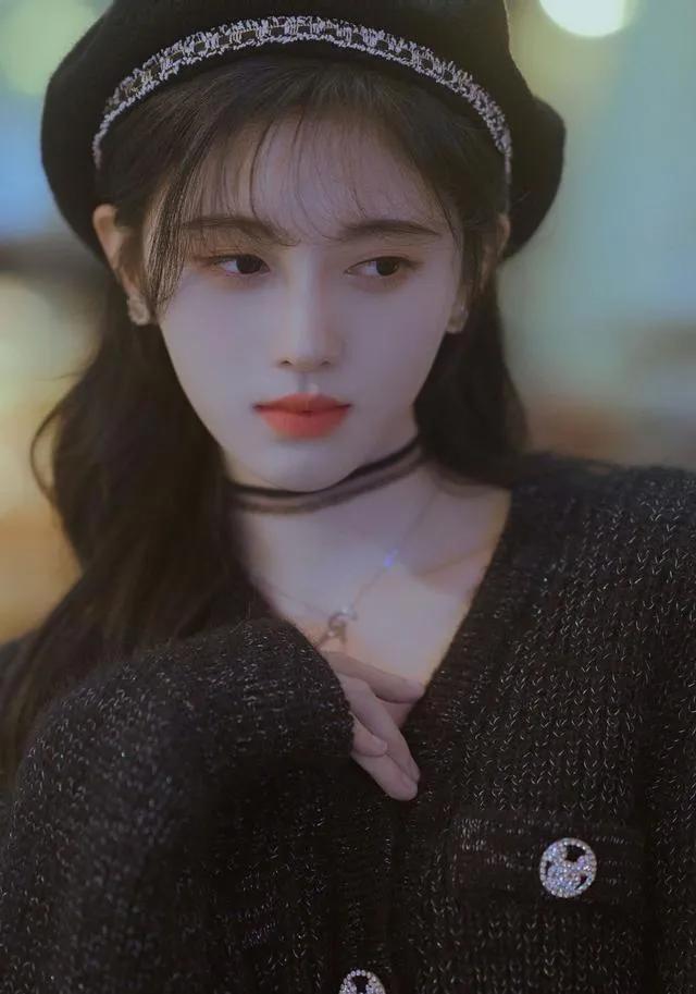 金晨迪丽热巴古力娜扎上演霓虹灯下的极限魅惑，这谁能抵挡得住呀