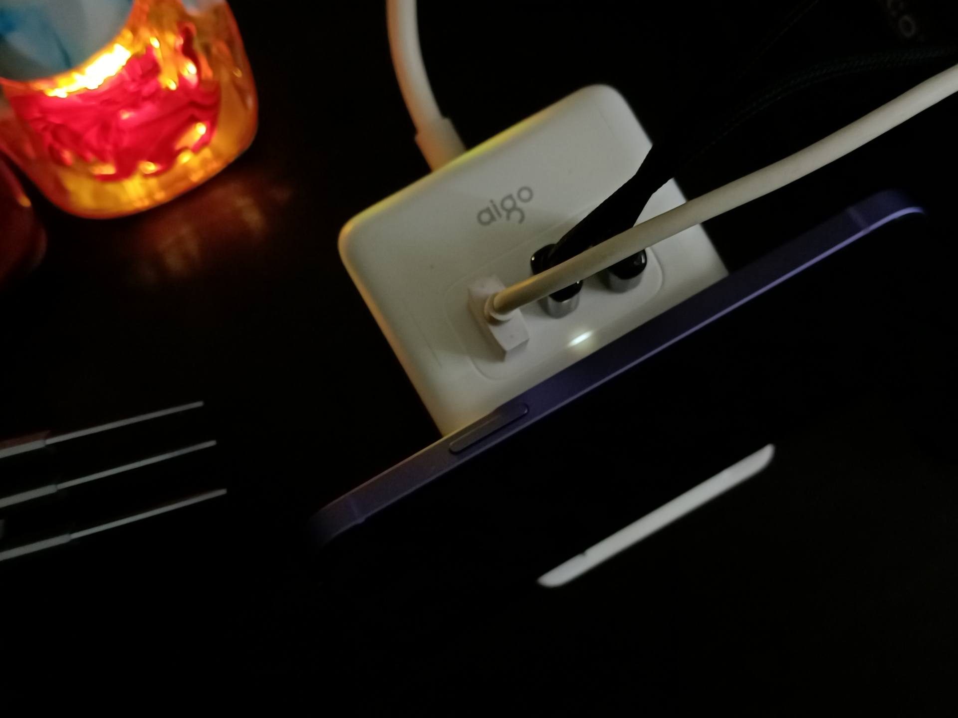 解放桌面杂乱充电，aigo小魔方 20W PD快充插座实现自由快充