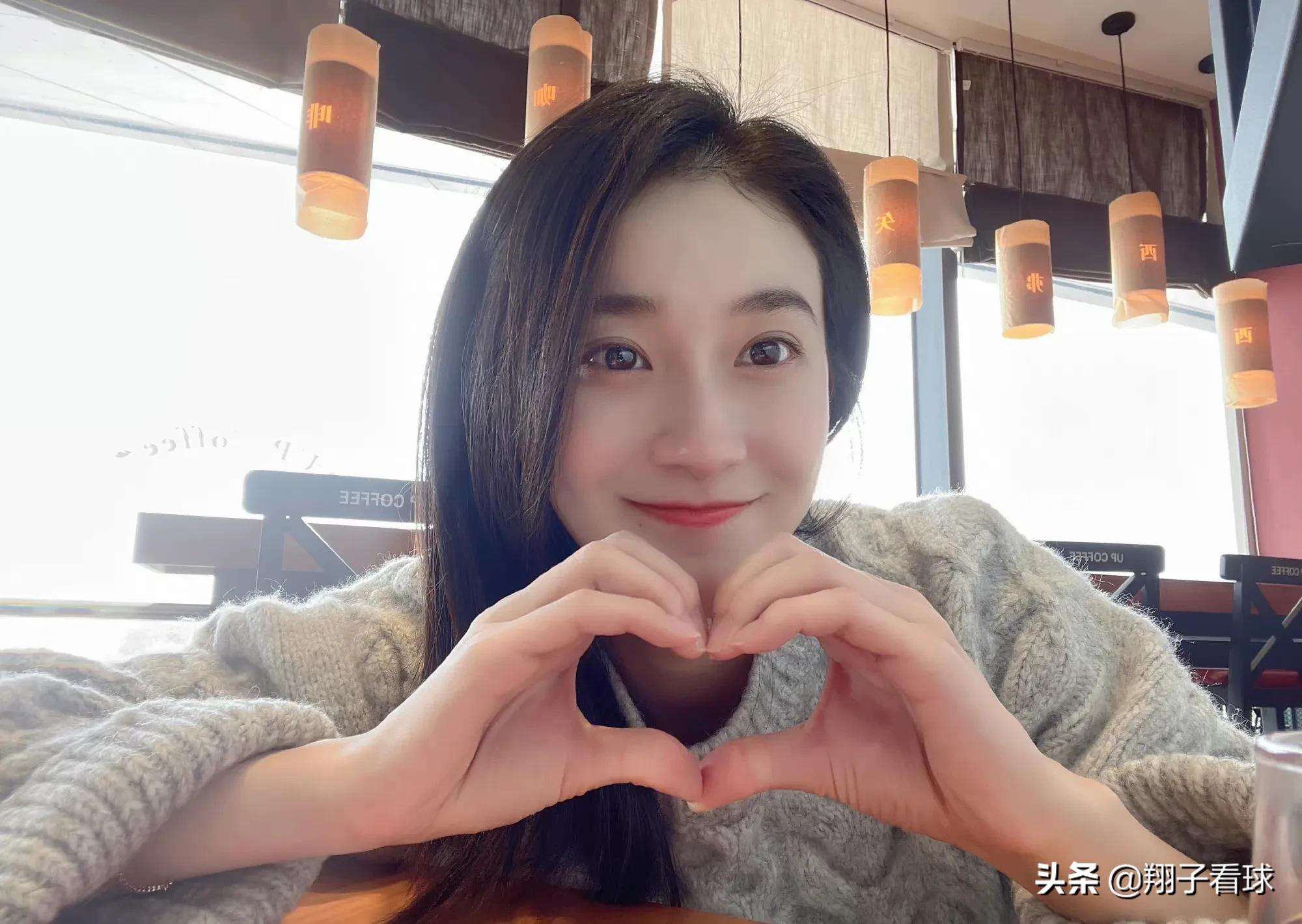 张豆豆分享落日美景！大长腿很吸睛，恋情消息传出，网友送祝福