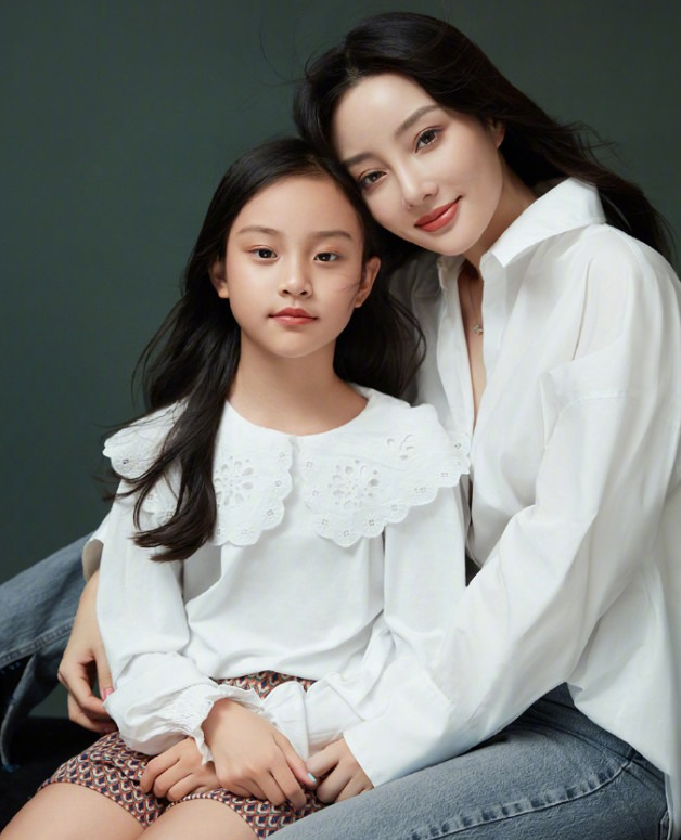 李小璐罕晒祖孙三代合照，65岁李妈妈气质佳，甜馨长成翻版贾乃亮