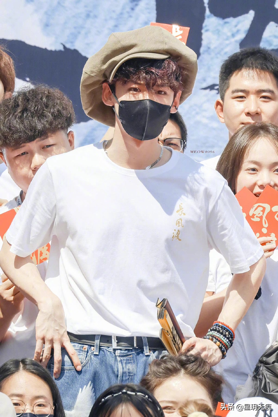 白敬亭《长风渡》开机了！白T+画家帽脸更小了