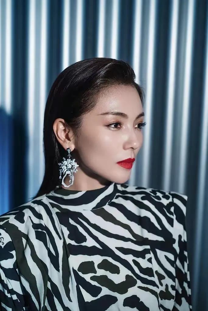 三大顶流的豹纹battle，迪丽热巴休闲惬意，赵丽颖杨幂一言难尽