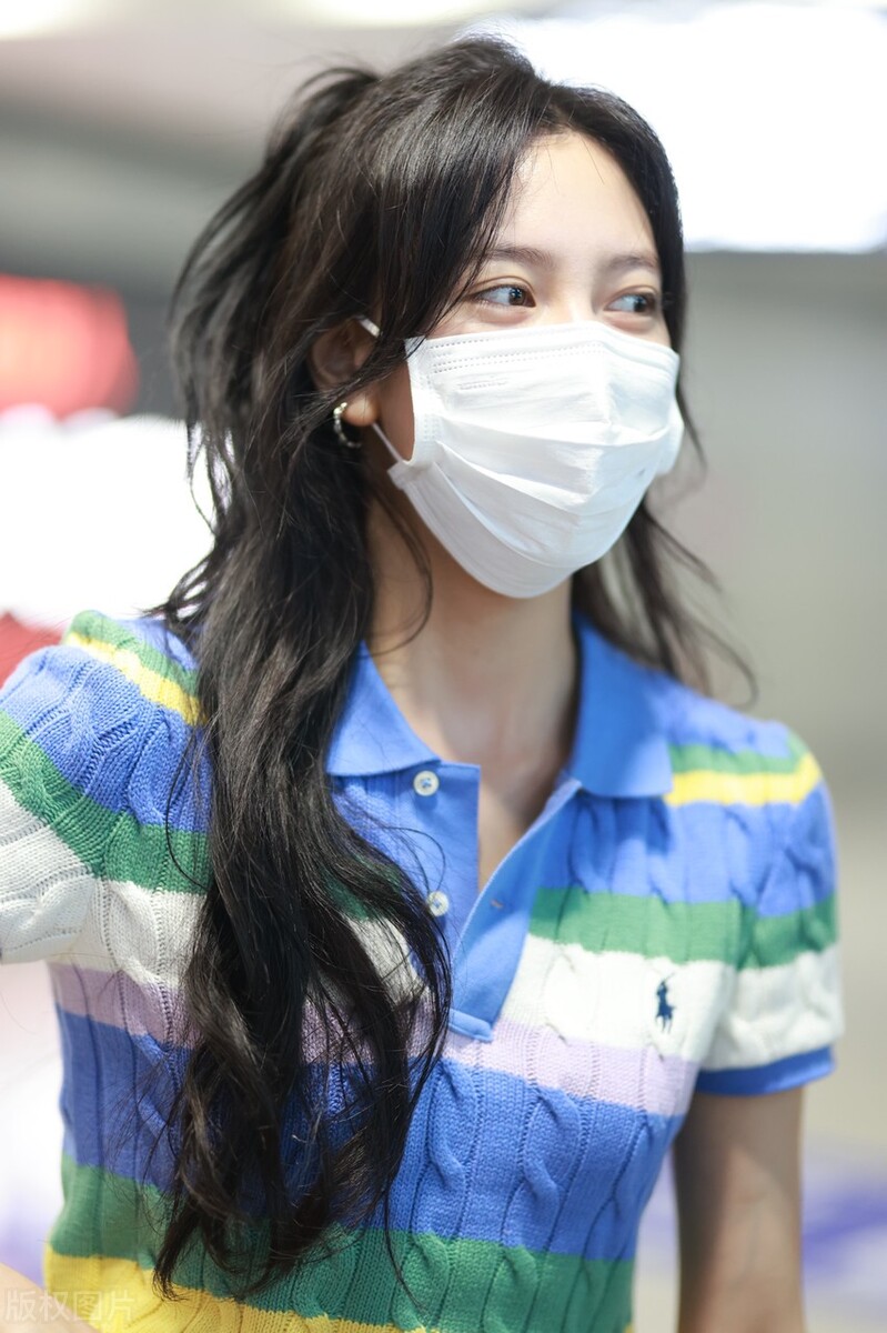 宋妍霏现身北京机场亭亭玉立