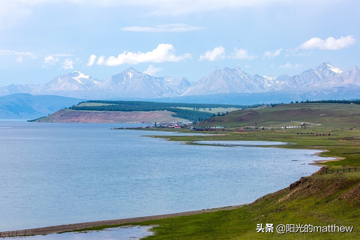 蒙古国库苏古尔省草原一望无际牛马成群一片祥和