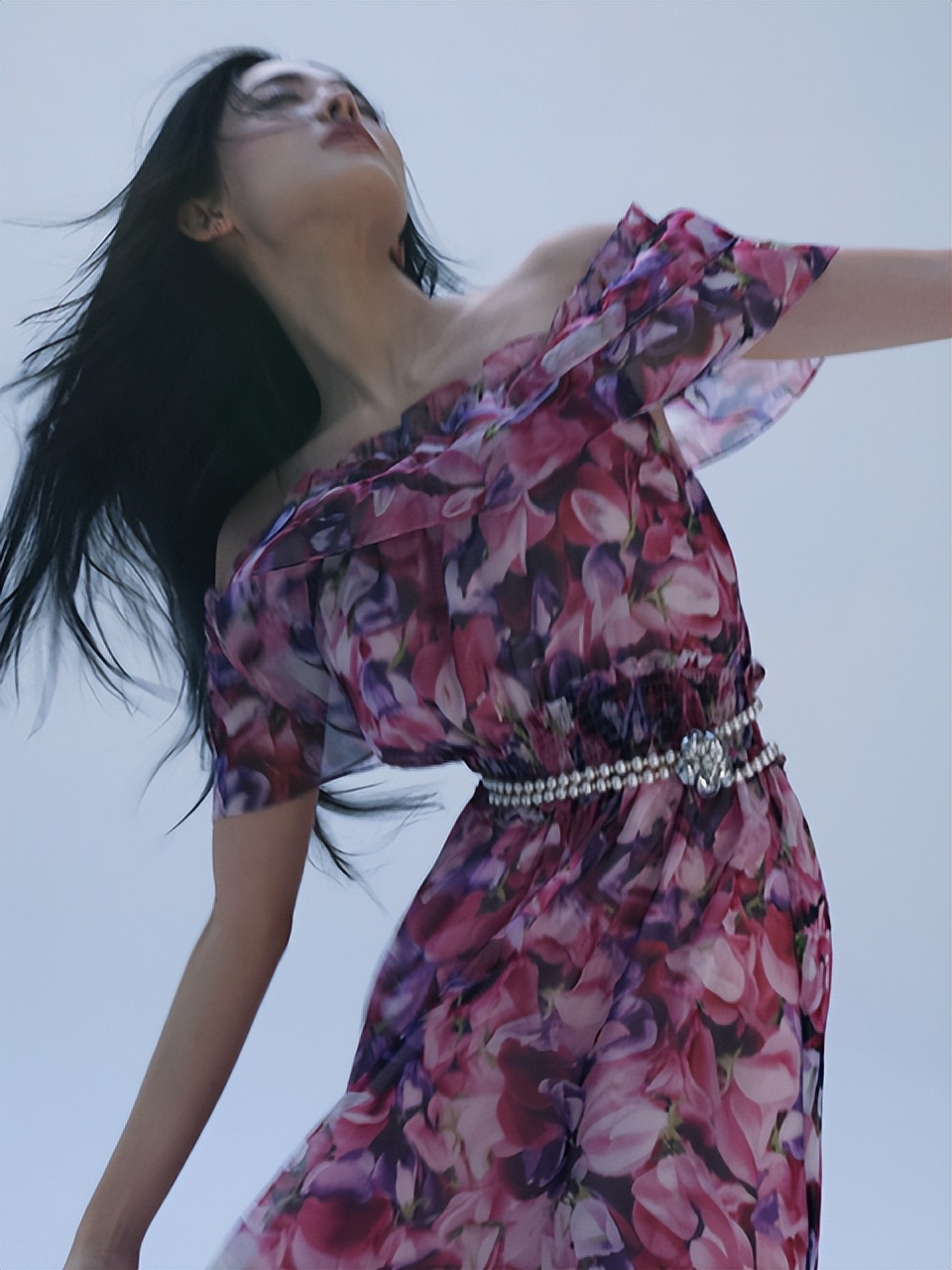 古力娜扎新晋大片放出，露背长裙大秀美背，眼神凌冽尽显清冷