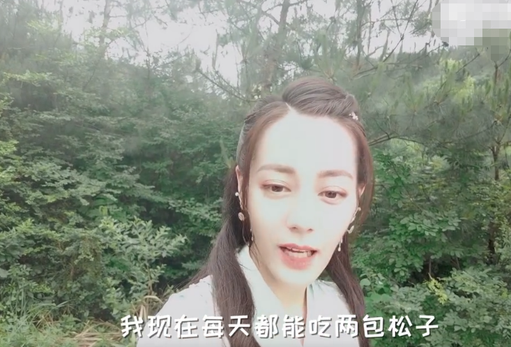 迪丽热巴坐地上拍照!穿露背长裙骨头突出,腰太细用2个夹子固定