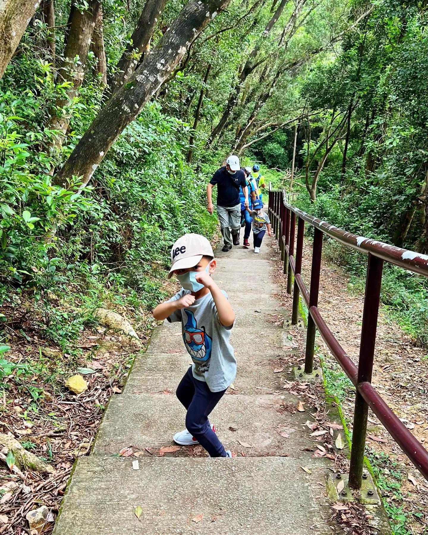 胡杏儿老公晒祖孙三代出游照，一手拎一儿子当健身，大展爸爸力