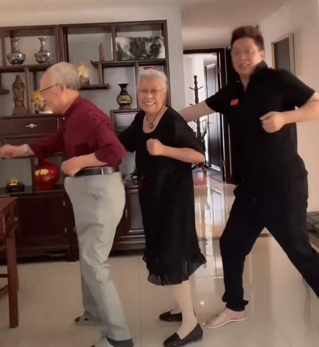 王为念在社交平台上晒出自己回山西老家陪90岁老父亲过年的视频,父子