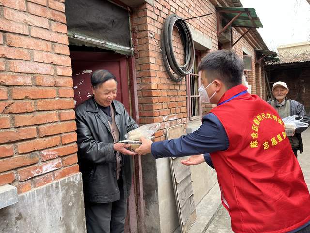 陈仓区一家四口齐上阵 携手战疫情