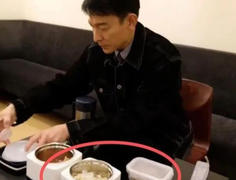 刘德华晒“日常餐”，满屏“绿色”引热议，网友：有钱人不吃肉？