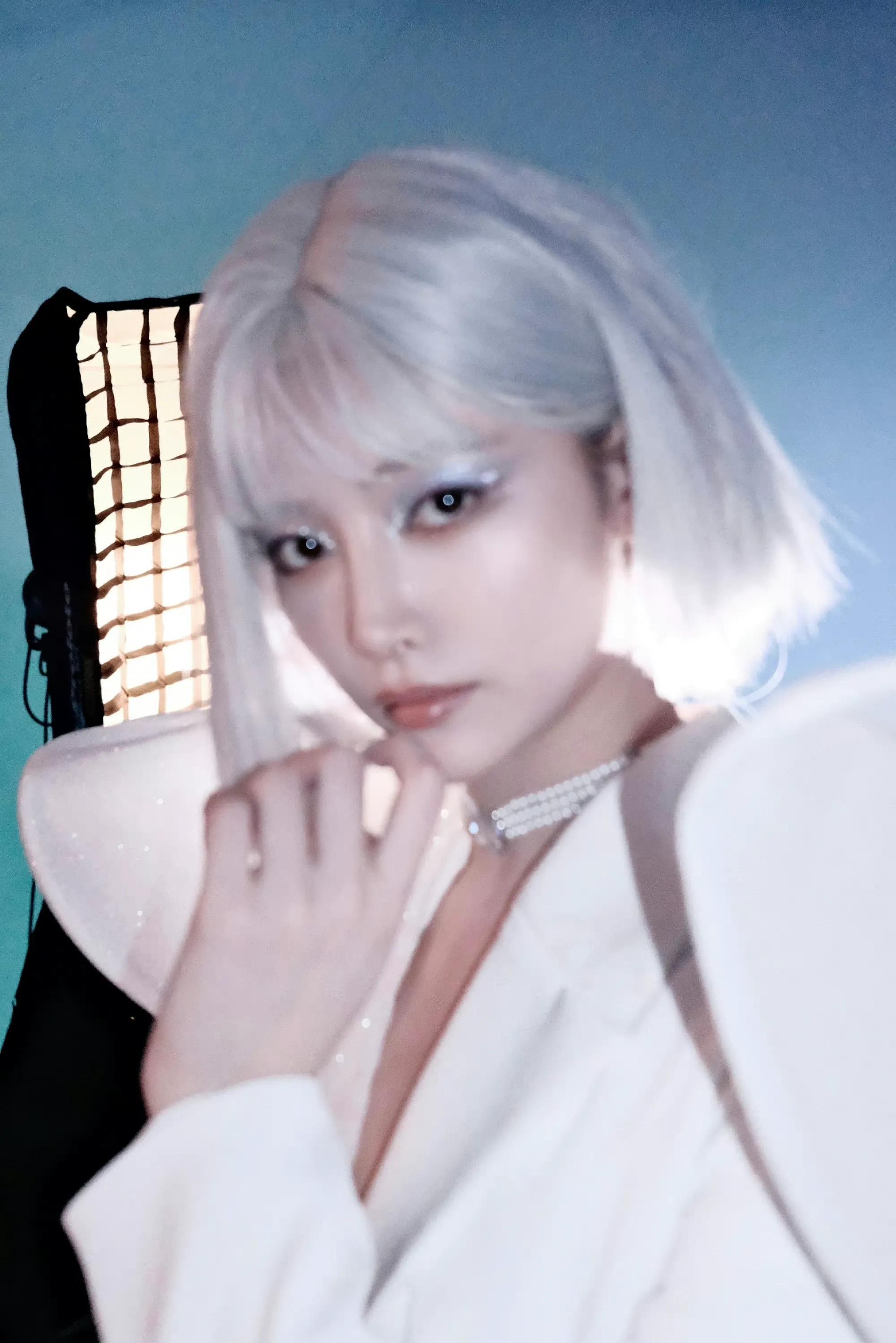 许佳琪银发，张艺兴银发，同是爱豆出身，同是银发造型，谁更好看