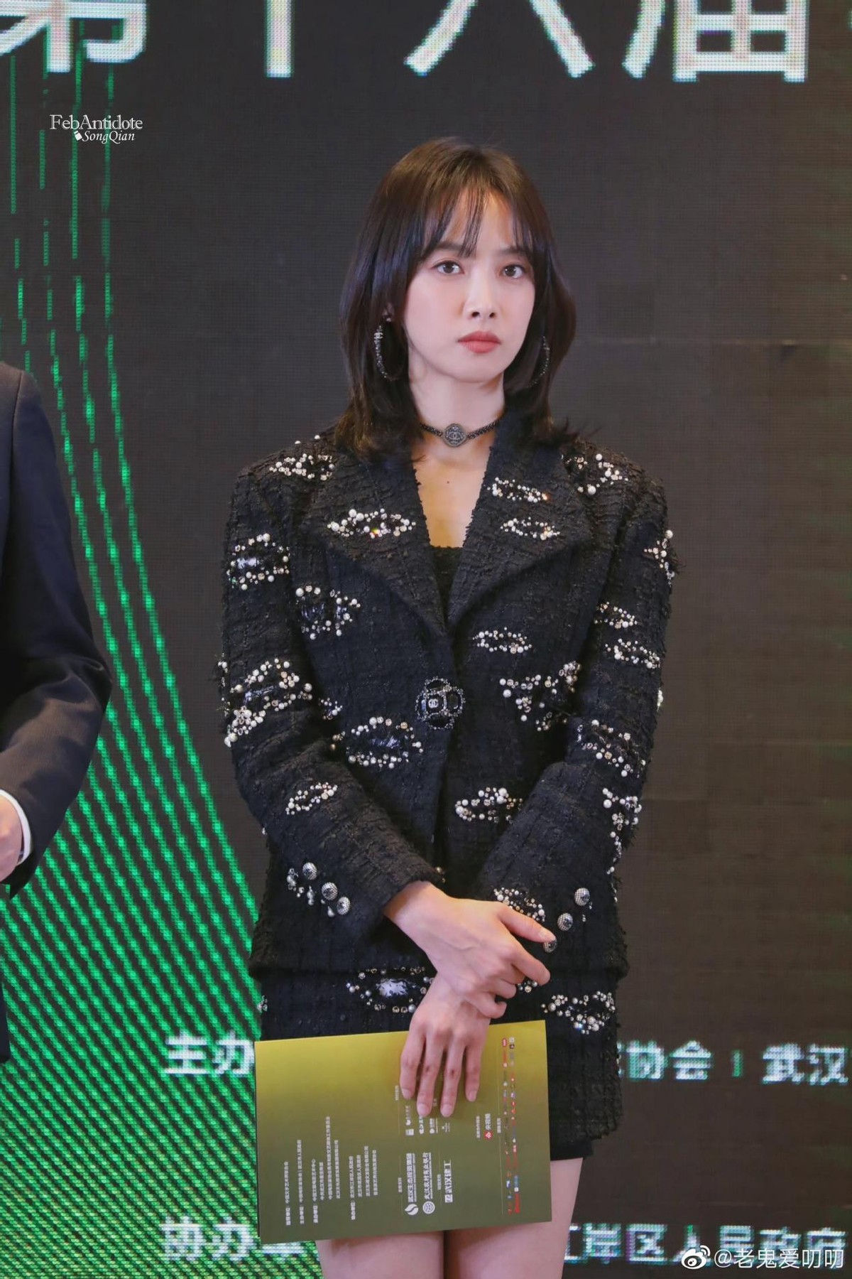 杨幂宋茜同框比美，两位女神都穿西装秀长腿，网友：状态都很好