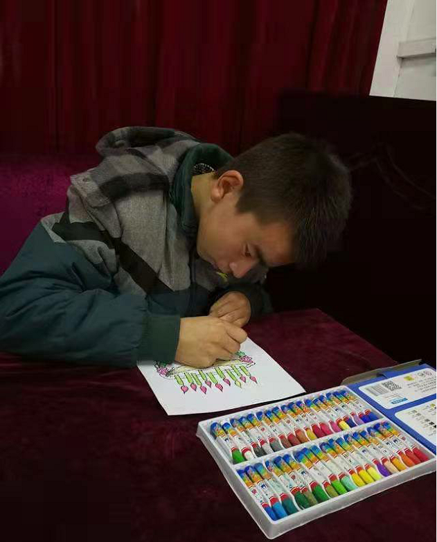 徐州八旬奶奶每天在学校对面坐等八小时：他还没长大，我不敢老