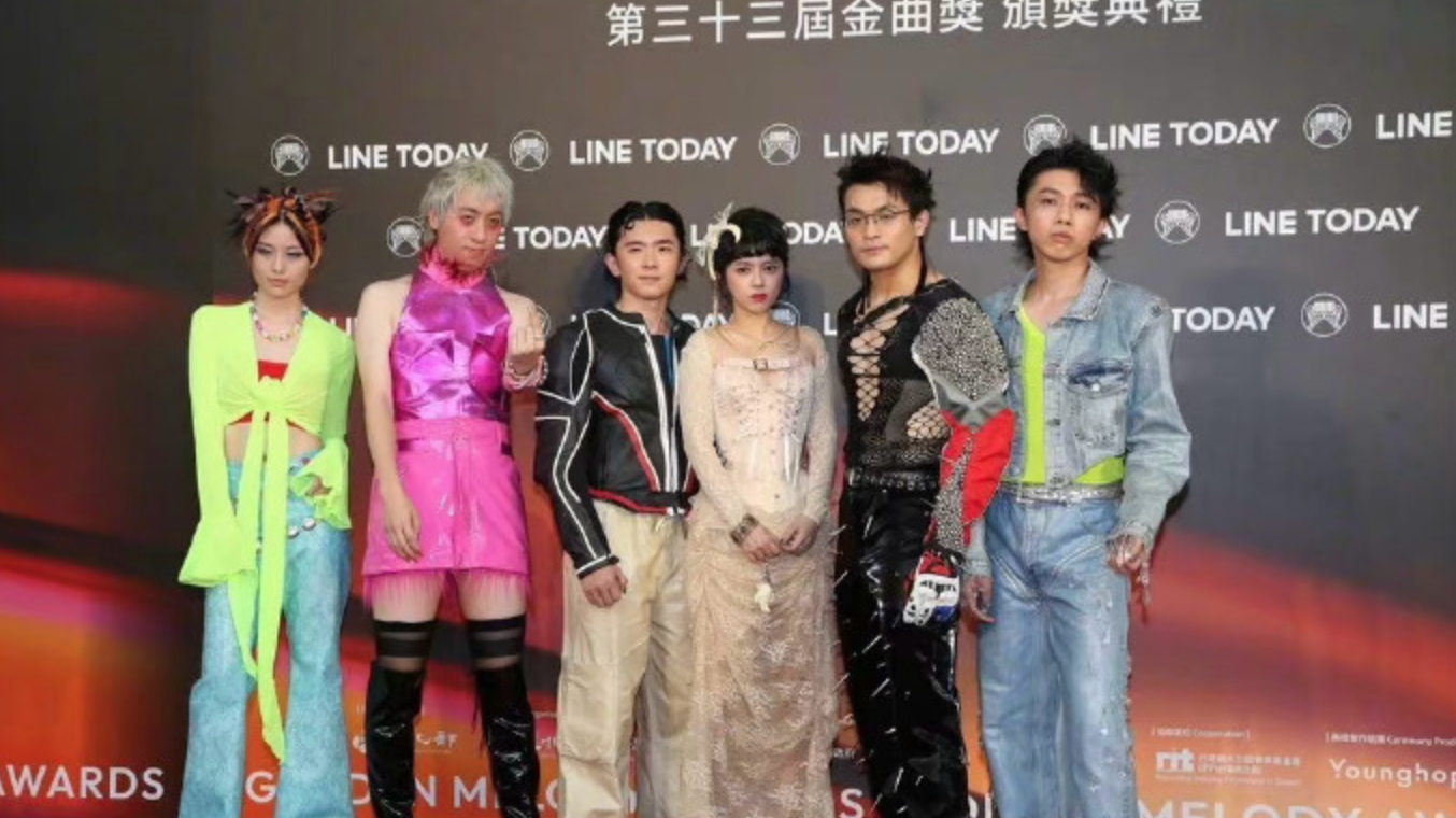 这是颁奖还是开业？金曲奖艺人造型齐翻车，现场变成乡村大舞台？