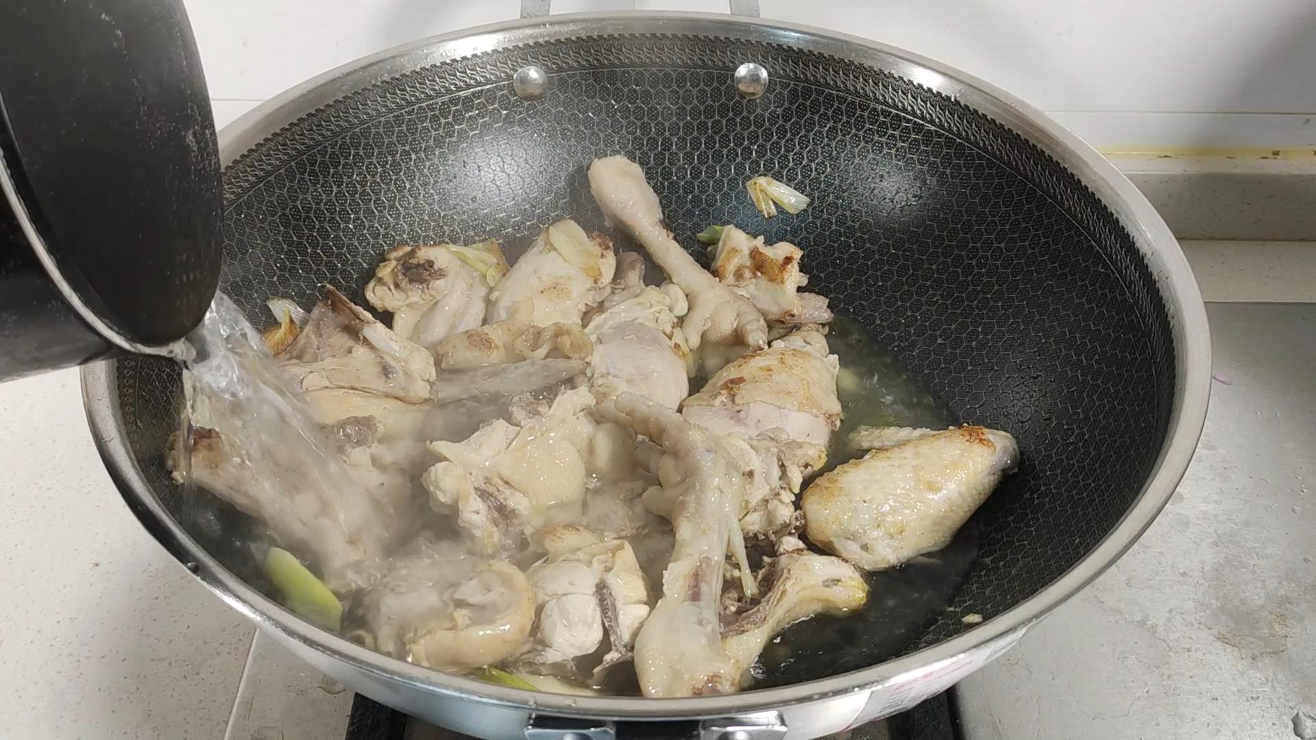 怎么样煲鸡汤(炖鸡汤时，牢记“3放3不放”搭配，最营养最好吃，煲鸡汤的做法)