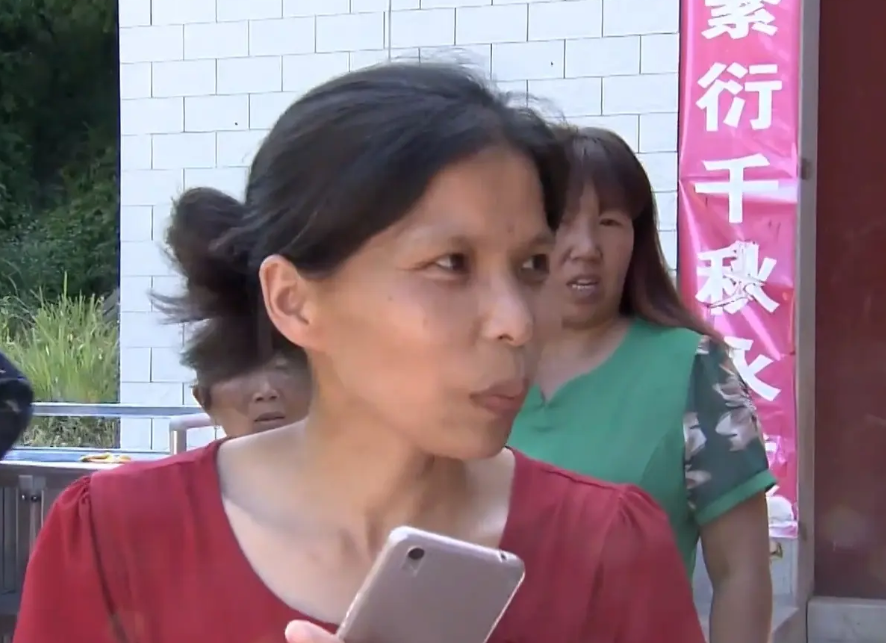 人大学霸考公考研失败，嫁贫苦光棍生6娃，校友集资20万给她建房