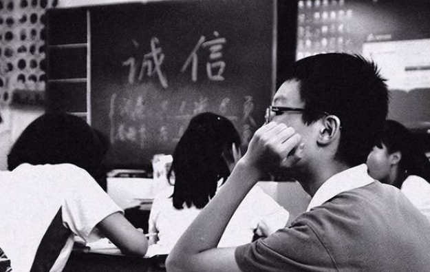 高考状元杨仁荣留下神秘短信后消失，母亲身患癌症，苦寻儿子9年