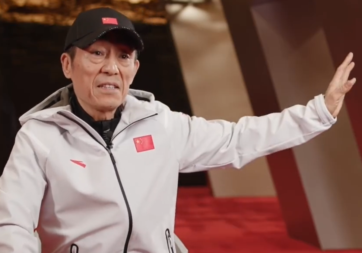 71岁张艺谋办公室内景曝光！桌上摆满蛋糕零食，限量款玩具摆一排