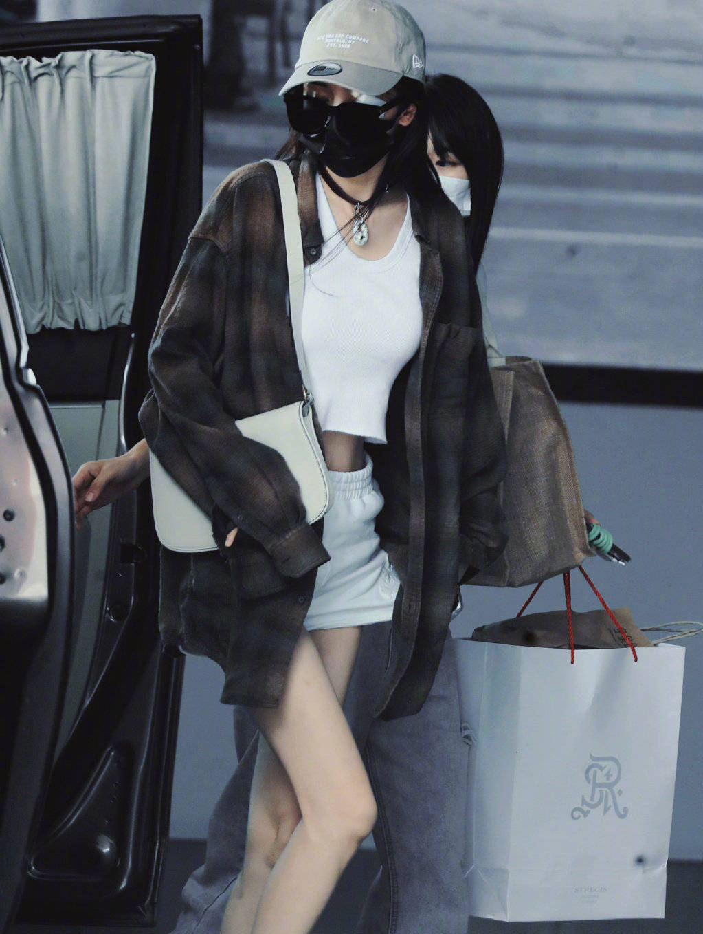 杨幂毛衣配短裤潮流在线 大秀美腿状态轻松少女感爆棚