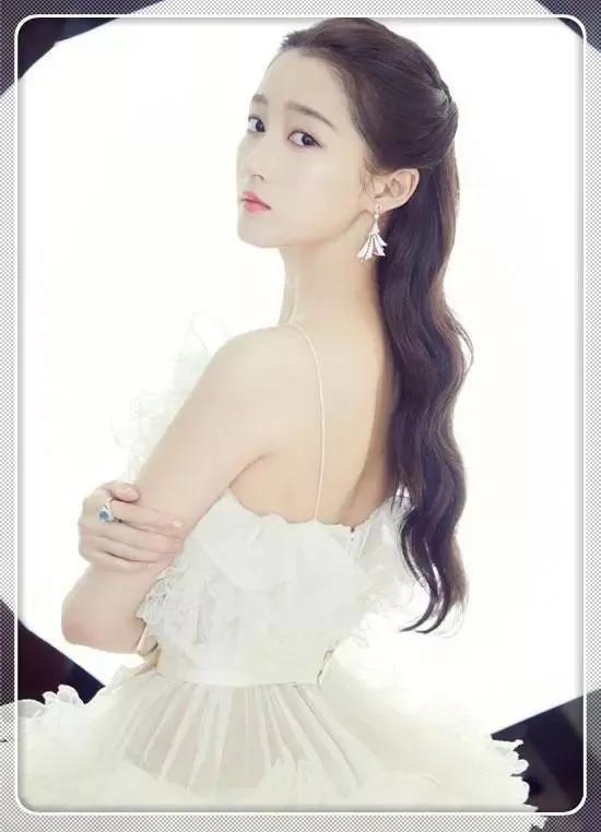 同穿羽毛裙比美：在关晓彤少女感的衬托下辛芷蕾高级感荡然无存