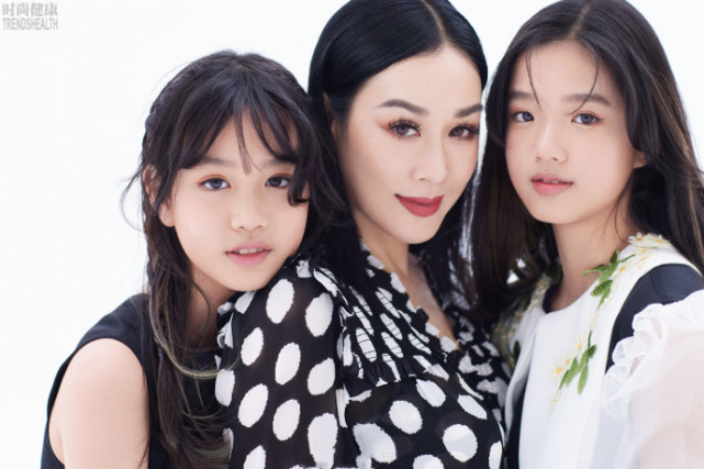 钟丽缇与俩女儿写真曝光，Jaden颜值逆袭星范儿足，考拉最像妈妈